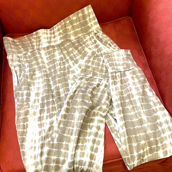 Onzie Cream and Camel Print Athleisure Outfit - Picture 4 of 6